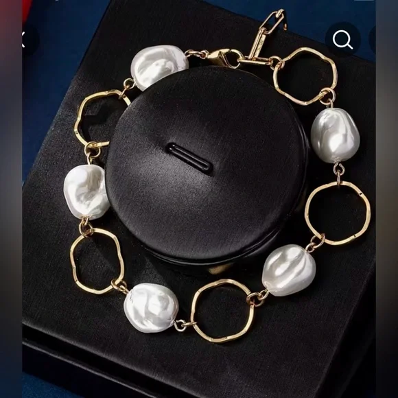 Elegant Gold Pearl Bracelet - Picture 3 of 6